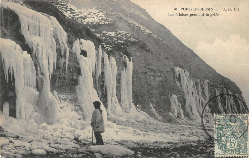 Carte postale ancienne Port En Bessin Les Falaises Pendant La Gelee à Falaise