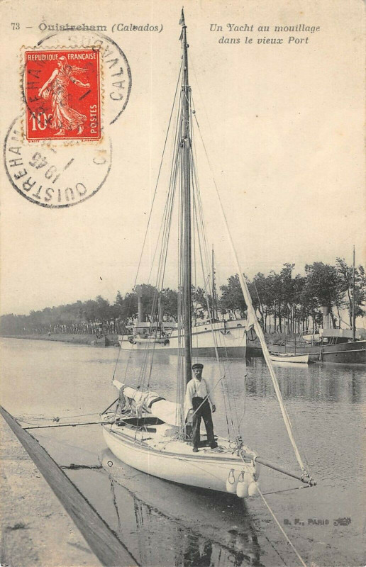 Carte postale ancienne Ouistreham Un Yacht Au Mouillage Dans Le Vieux Port à Ouistreham