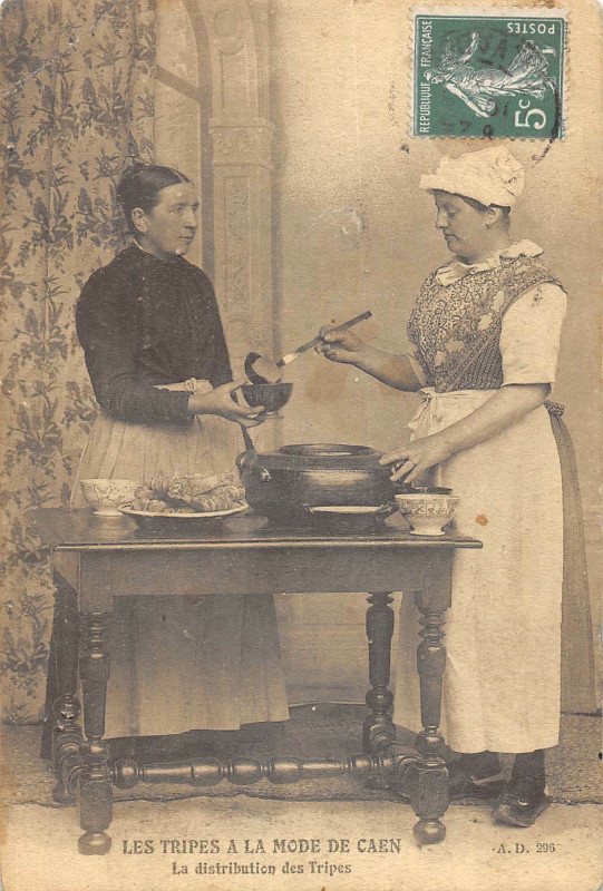 Carte postale ancienne Les Tripes A La Mode De Caen Distribution Des Tripes à Caen