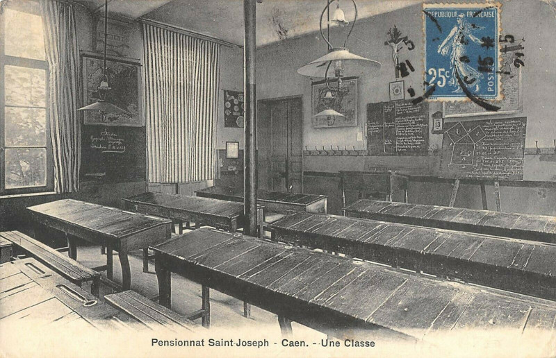 Carte postale ancienne Caen Pensionnat Saint Joseph Une Classe à Caen