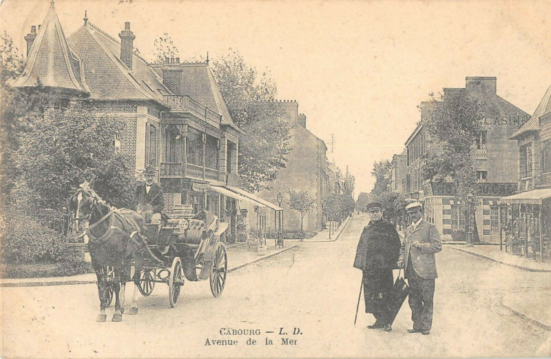 Carte postale ancienne Cabourg Avenue De La Mer à Cabourg
