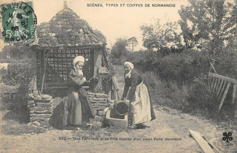 Carte postale ancienne Scenes Normandie Une Fermiere Et Sa Fille Aupres D'Un Vieux Puits Normand à Vieux