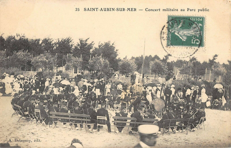 Carte postale ancienne Saint Aubin Sur Mer Concert Militaire Au Parc Public à Saint-Aubin-sur-Mer