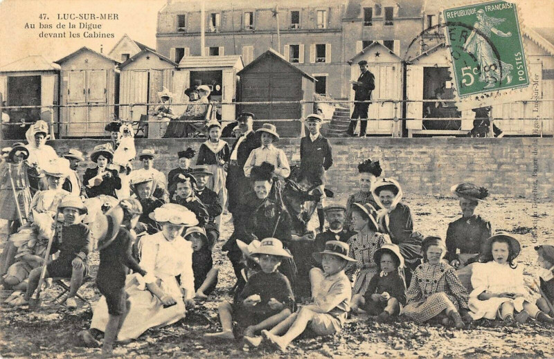 Carte postale ancienne Luc Sur Mer Au Bas De La Digue Devant Les Cabines à Luc-sur-Mer