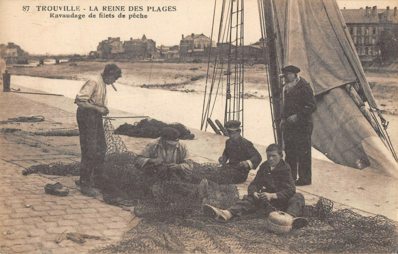 Carte postale ancienne Trouville Ravaudage De Filets De Peche