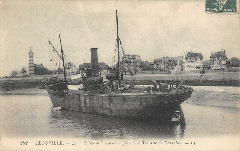 Carte postale ancienne Trouville Le Colstrup Echoue En Face De La Terrasse De Deauville à Deauville