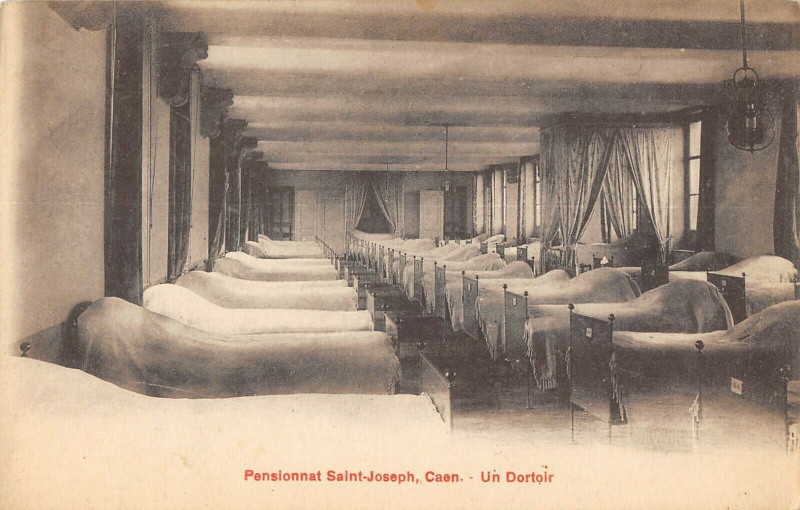 Carte postale ancienne Caen Pensionnat St Joseph Un Dortoir à Caen
