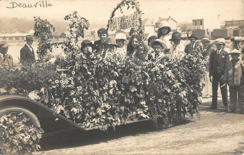 Carte postale ancienne Deauville Carte Photo Char Fleuri Fete Des Fleurs (voir verso à Deauville