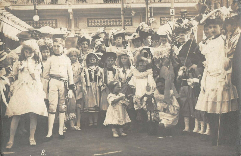 Carte postale ancienne Trouville Carte Photo Certainement Pendant La Fete Des Fleurs (verso