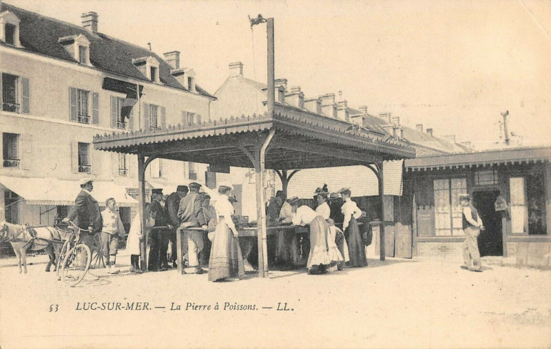 Carte postale ancienne Luc Sur Mer La Pierre A Poissons à Luc-sur-Mer