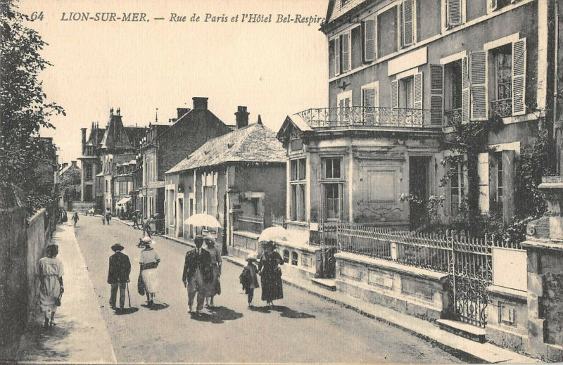 Carte postale ancienne Lion Sur Mer Rue De Paris Et L'Hotel Bel Respire à Lion-sur-Mer
