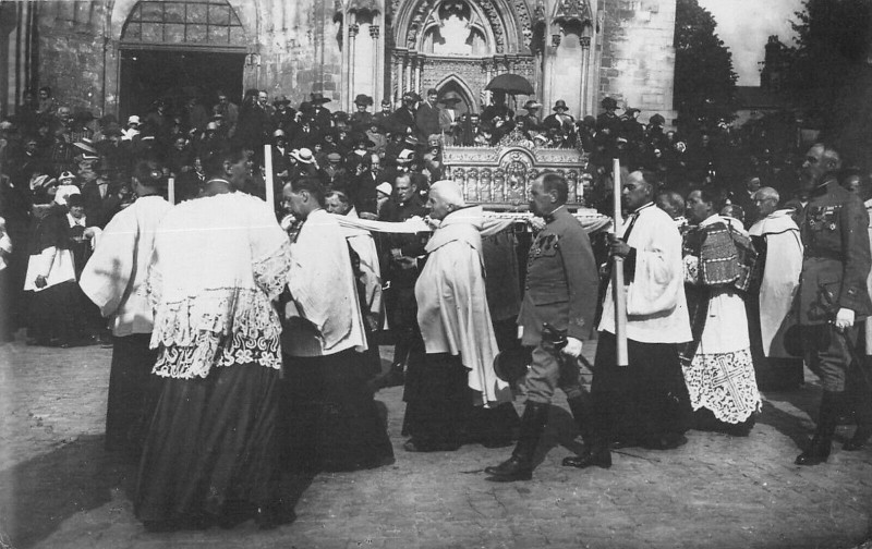 Carte postale ancienne Lisieux La Chasse Contenant Les Precieuses Reliques à Lisieux