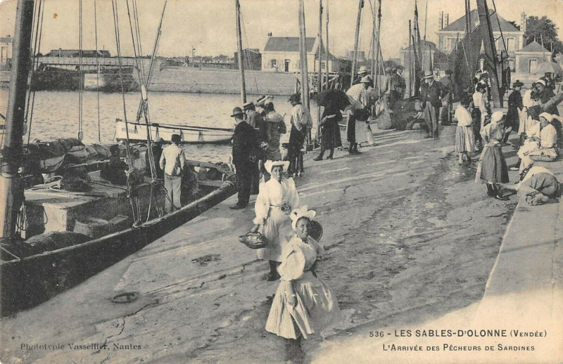 Carte postale ancienne Les Sables D'Olonne L'Arrivee Des Pecheurs De Sardines aux Sables-d'Olonne