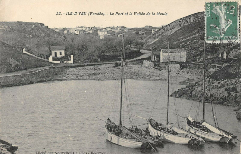 Carte postale ancienne Ile D'Yeu Le Port Et La Vallee De La Meule