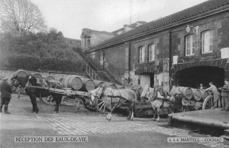 Carte postale ancienne Cognac Reception Des Eaux De Vie Martell Cognac à Cognac