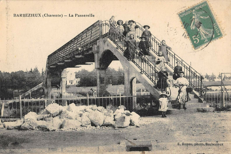 Carte postale ancienne Barbezieux La Passerelle