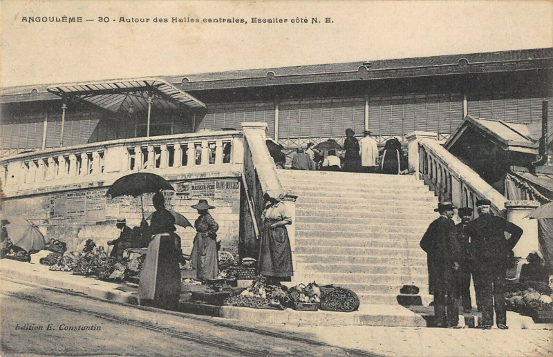 Carte postale ancienne Angouleme Autour Des Halles Centrales à Angoulême