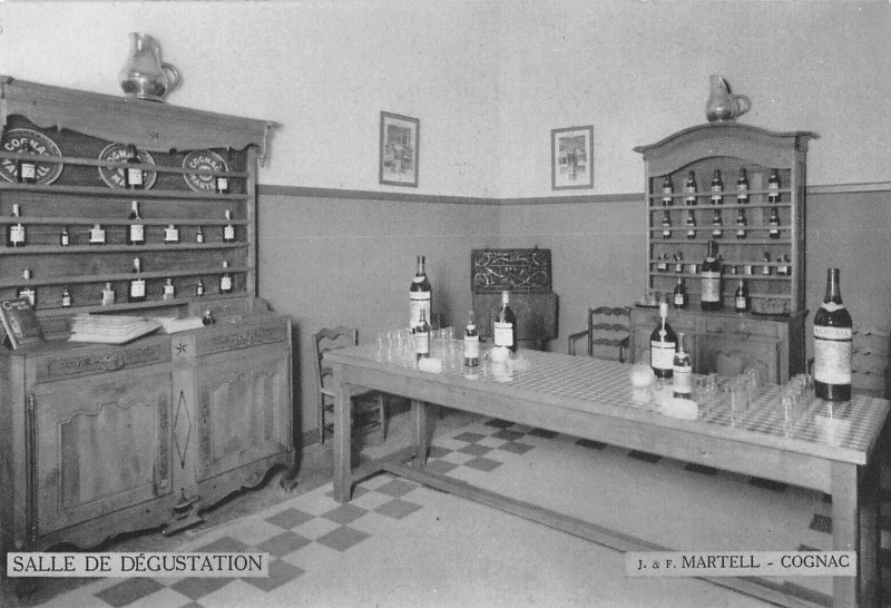 Carte postale ancienne Cognac Salle De Degustation Martell Cognac à Cognac