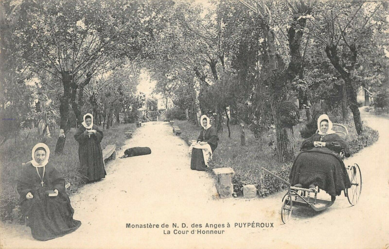 Carte postale ancienne Monastere De N.d.des Anges A Puyperoux La Cour D'Honneur