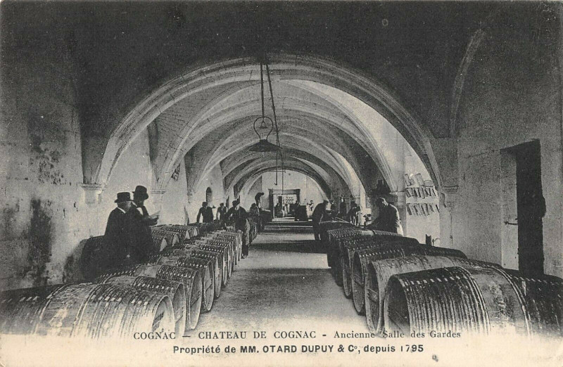 Carte postale ancienne Cognac Chateau Propriete De Otard Et Dupuy à Cognac