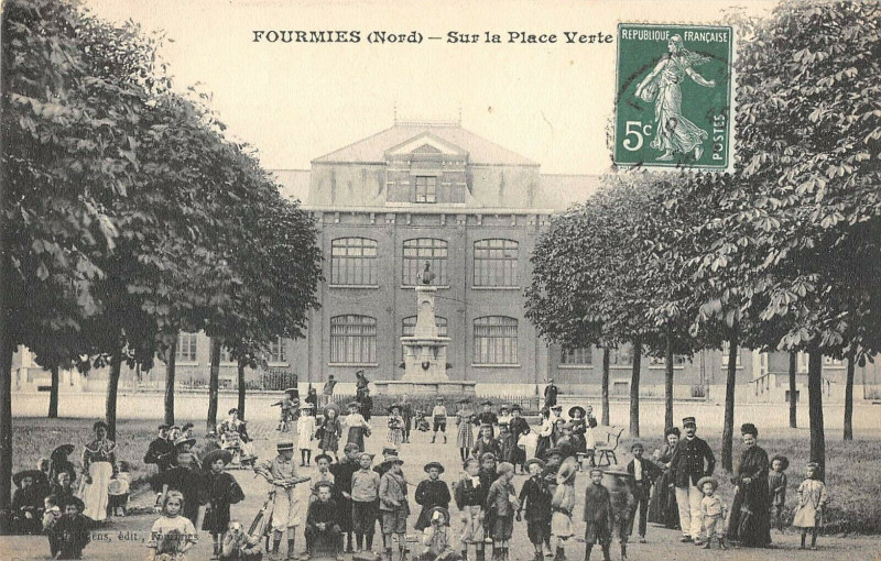 Carte postale ancienne Fourmies Sur La Place Verte à Fourmies