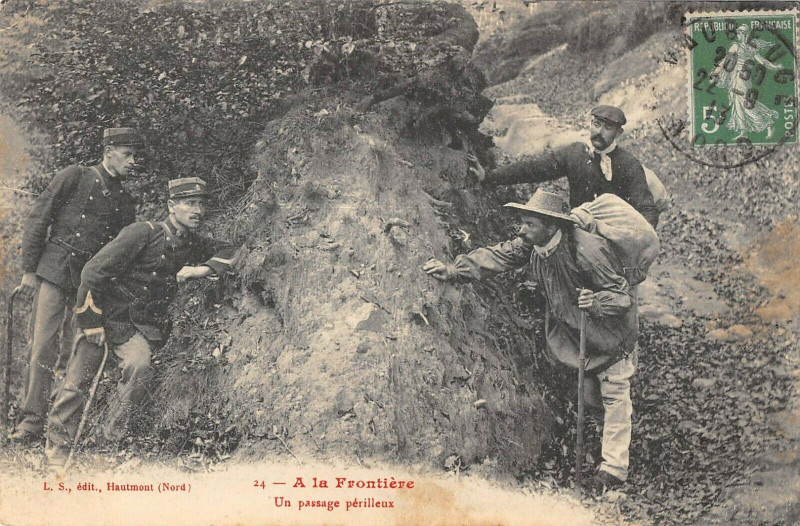 Carte postale ancienne A La Frontiere Un Passage Perilleux  Douane