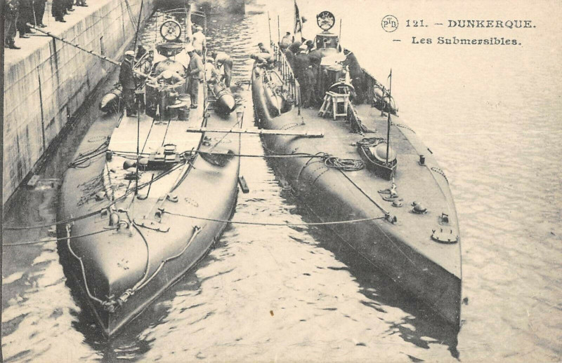 Carte postale ancienne Dunkerque Les Submersibles à Dunkerque
