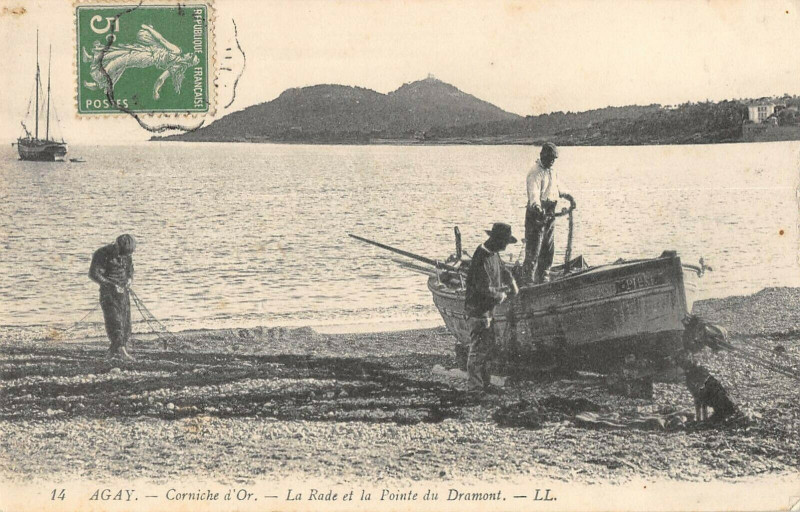 Carte postale ancienne Agay La Rade Et La Pointe Du Dramont
