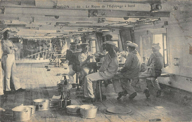 Carte postale ancienne Toulon Le Repas De L'Equipage A Bord à Toulon