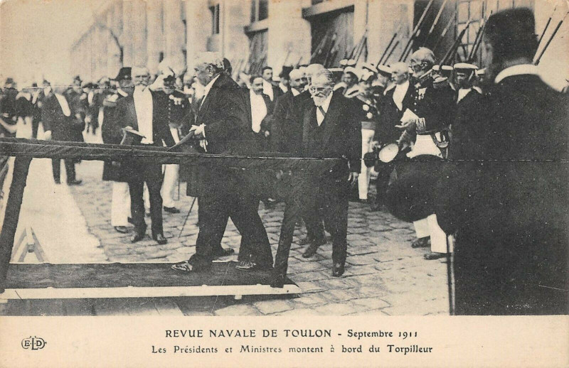 Carte postale ancienne Revue Navale De Toulon 1911 Les Presidents Et Ministres Montent Torpilleu à Toulon