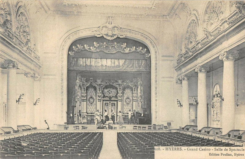 Carte postale ancienne Hyeres Grand Casino Salle De Spectacle à Hyères
