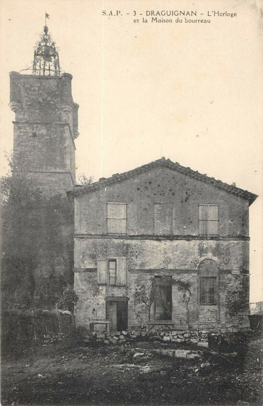 Carte postale ancienne Draguignan L'Horloge De La Maison Du Bourreau à Draguignan