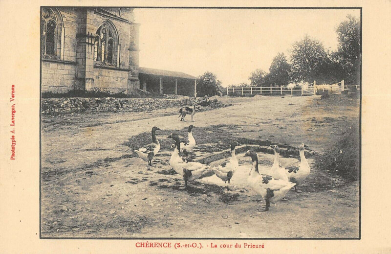Carte postale ancienne Cherence La Cour Du Prieure à Chérence