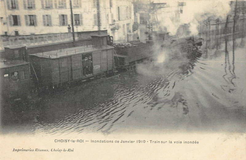 Carte postale ancienne Choisy Le Roi Train Sur La Voie Inondee 1910 à Choisy-le-Roi