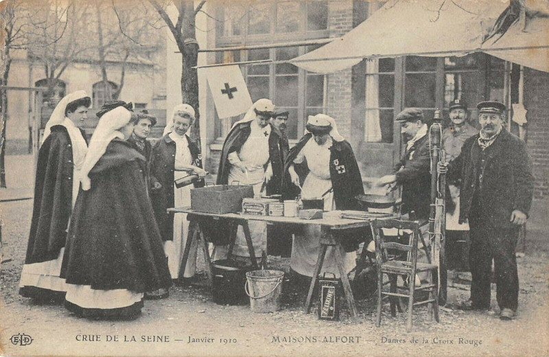 Carte postale ancienne Maisons Alfort Dames De La Croix Rouge à Maisons-Alfort