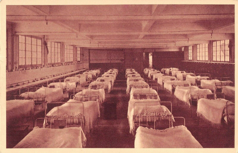 Carte postale ancienne Fontenay Sous Bois Petit Seminaire Le Dortoir Des Petits à Fontenay-sous-Bois