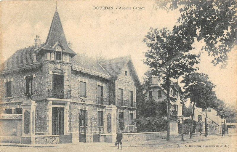 Carte postale ancienne Dourdan Avenue Carnot à Dourdan
