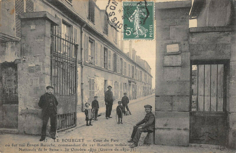Carte postale ancienne Le Bourget Cour Du Parc au Bourget