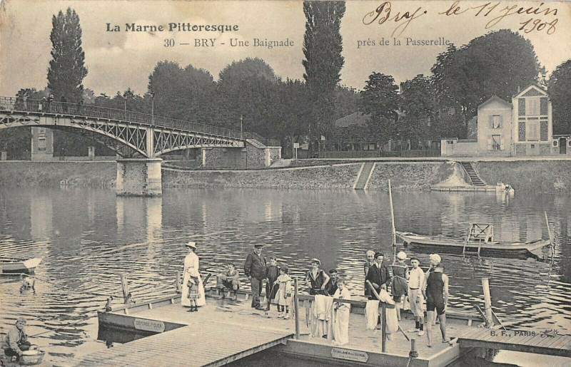 Carte postale ancienne Bry Une Baignade Pres De La Passerelle