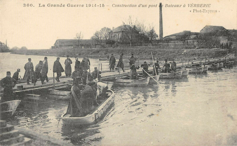 Carte postale ancienne Verberie Construction D'Un Pont De Bateaux à Verberie