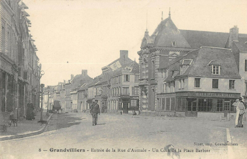 Carte postale ancienne Grandvilliers Entree De La Rue D'Aumale Coin Place Barbier à Grandvilliers