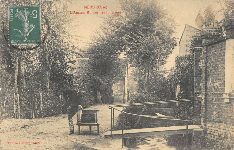 Carte postale ancienne Meru L'Ancien Ru Sur Les Fontaines à Méru