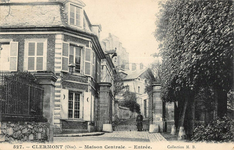 Carte postale ancienne Clermont Maison Centrale Entree à Clermont