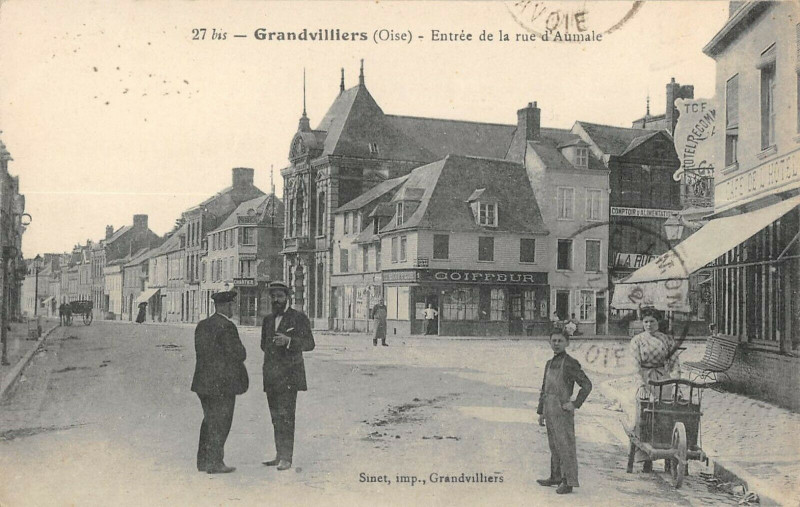 Carte postale ancienne Grandvilliers Entree De La Rue D'Aumale à Grandvilliers