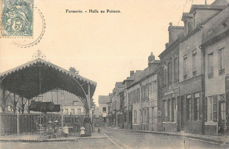 Carte postale ancienne Formerie Halle Au Poisson à Formerie