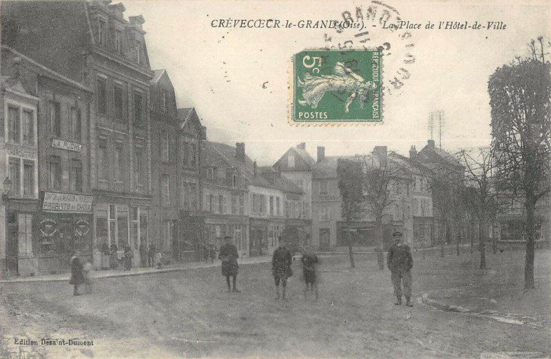 Carte postale ancienne Crevecoeur Le Grand La Place De L'Hotel De Ville à Ville