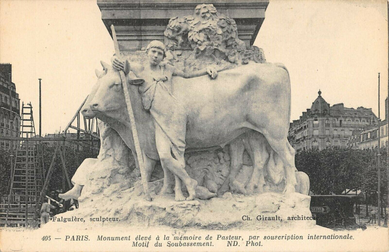 Carte postale ancienne Monument élevé à la mémoire de Pasteur - Motif du Soubassement à Paris 15e