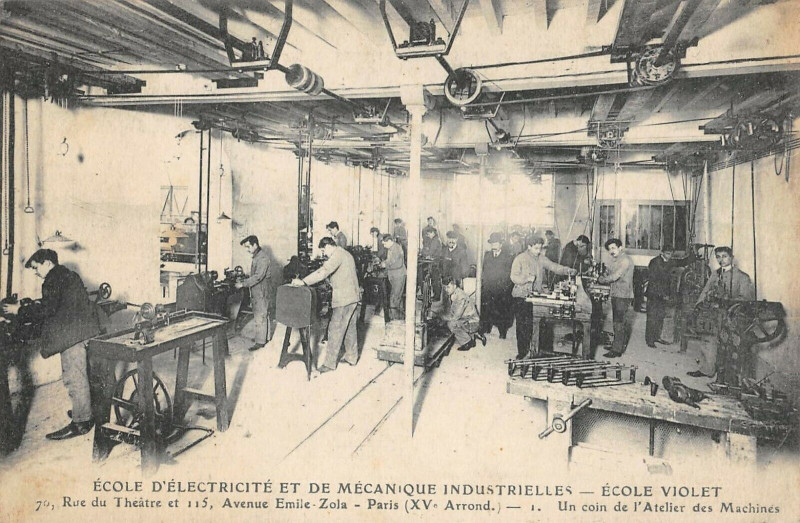 Carte postale ancienne Ecole d'Electricité et de Mécaniques Industrielles - Ecole Violet - Rue du Théâtre et  Avenue Emile Zola - Un coin de l'Atelier des Machines à Paris 15e