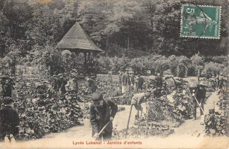 Carte postale ancienne Paris XVe Lycee Lakanal Jardins D'Enfants à Sceaux