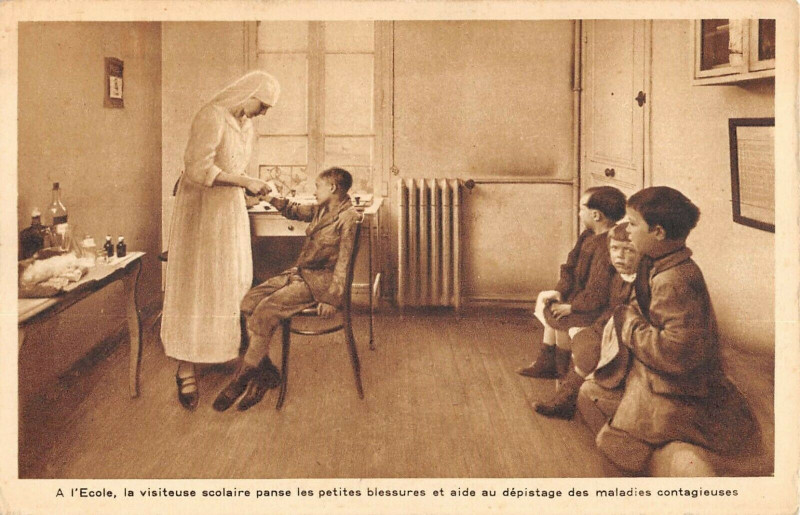 Carte postale ancienne Paris XIVe L'Infirmiere Visiteuse Scolaire Panse Les Pettes Blessures à Paris 14e